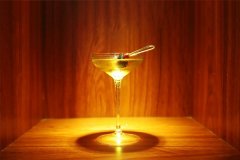 调酒去哪里学比较好?直接去酒吧还是学校?