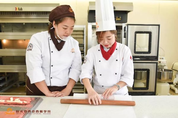 女生初中毕业学西点怎么样