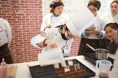 哪里能专门学习烘焙?是去实体店还是去学校?